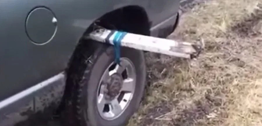 Полезно: Как да изкараме заседналата кола от калта (ВИДЕО)