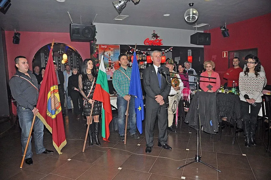 Винената партия пие и пее, нехае за изборите