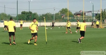 Документи бавят перла за "Ботев"