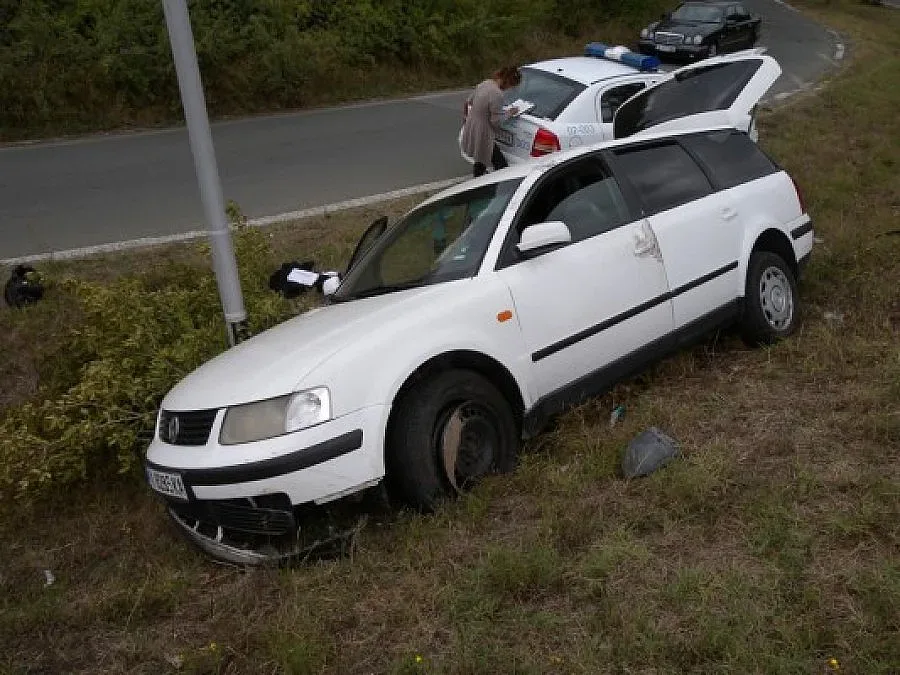 Автомобил с 15 имигранти катастрофира край Китен
