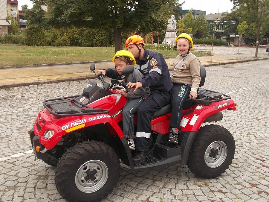 Демонстрации с пожарогасителната техника в Кърджали