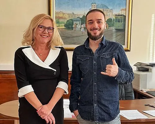 Криско получи първо рамо за Детския център. Машината се задейства