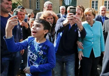 Ангела Меркел си направи селфи с бежанци (СНИМКИ)