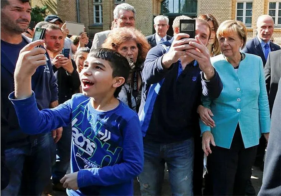 Ангела Меркел си направи селфи с бежанци (СНИМКИ)
