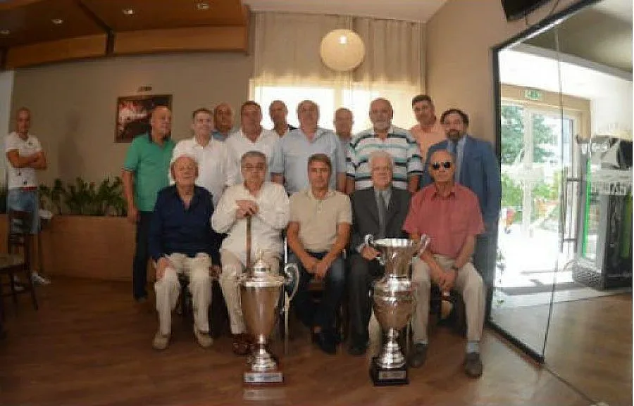 Босът на ТИМ се снима с двете купи на "Черно море"