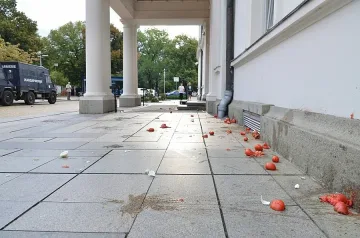 Арести за салата от домати по парламента 