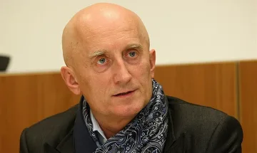 Депутат намаза от фалит на вратар