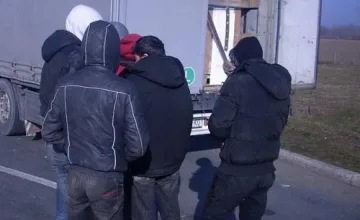 Мигранти пробиха полицейски кордон в Унгария