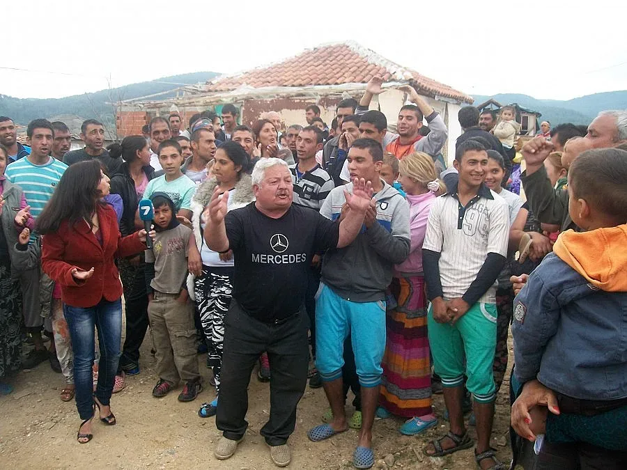 Ромите за и против протест пред кметството в Гърмен