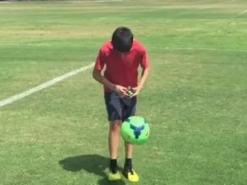 Да наредиш кубчето на Рубик, докато правиш "крачета" (ВИДЕО)