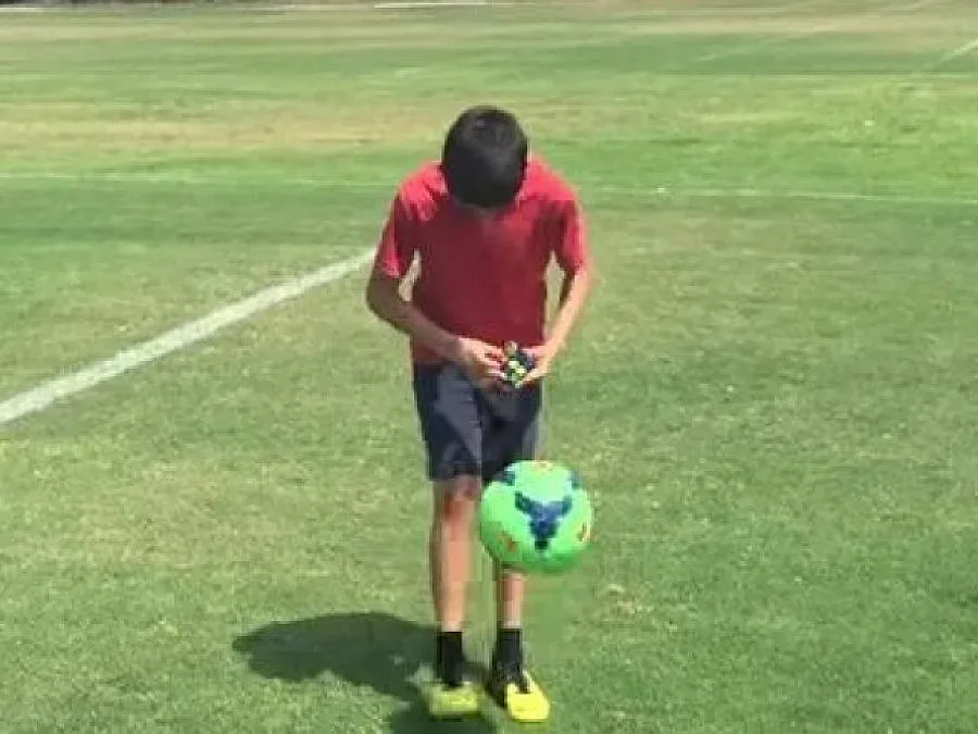 Да наредиш кубчето на Рубик, докато правиш "крачета" (ВИДЕО)