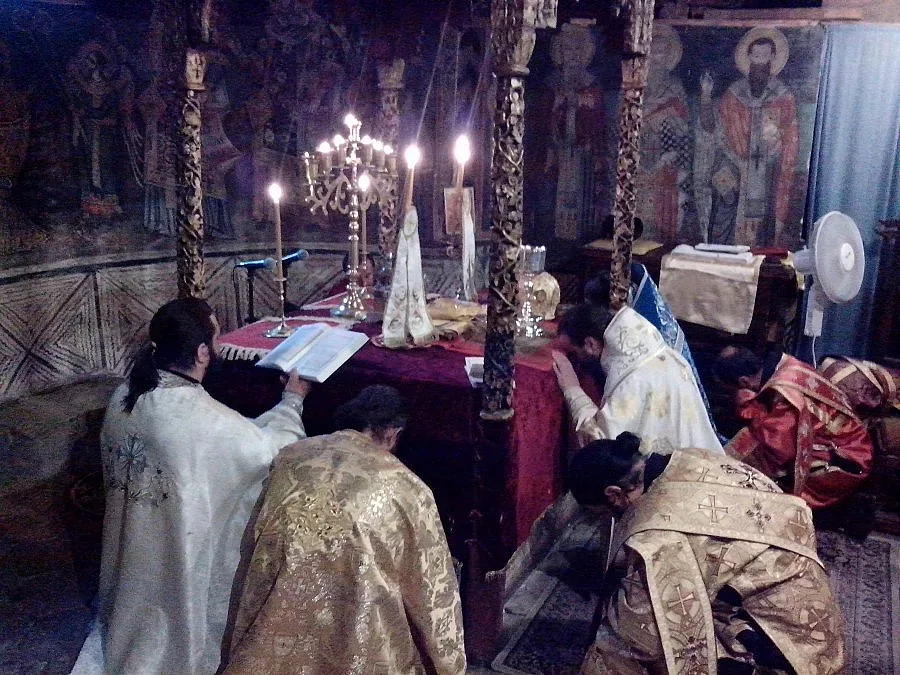 Нощно бдение за Богородица в Роженския манастир