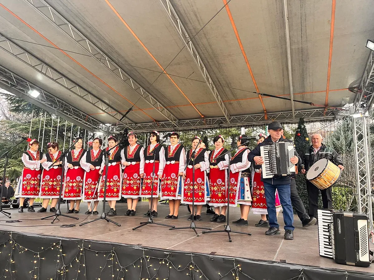 Концерт "Коледна народна шевица" огласи площад Севтополис