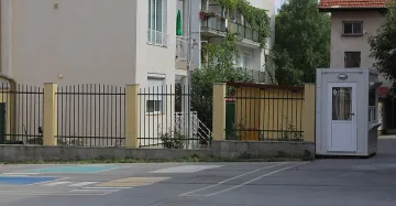 Полицаи с кучета в училищния двор