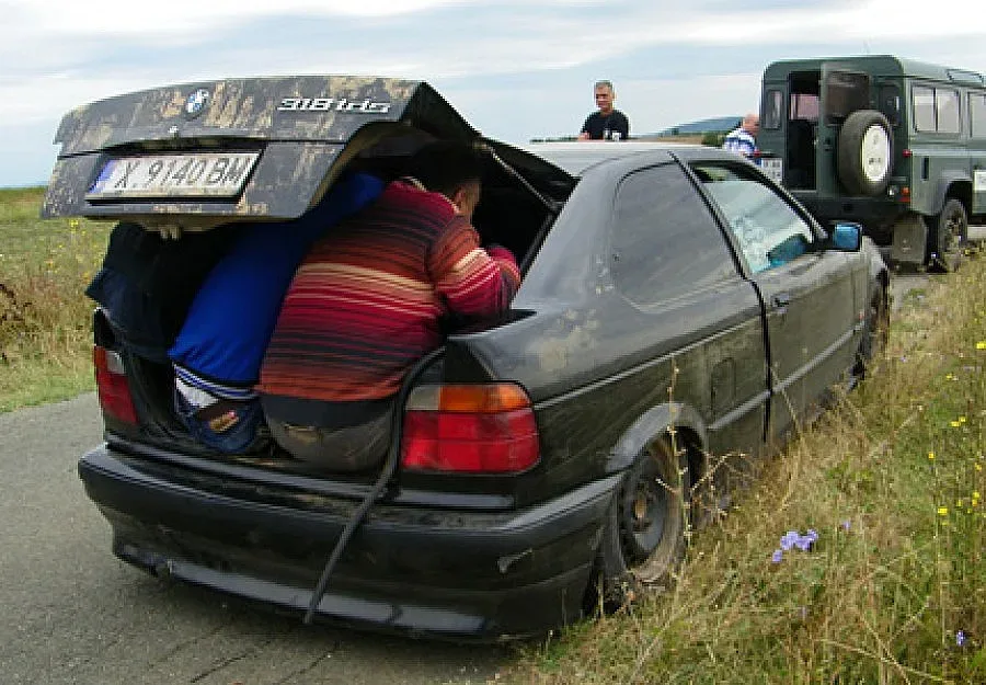 Спипаха наш шофьор, натъпкал 17 мигранти в BMW