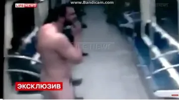 Руснак се качи гол в метрото (ВИДЕО)