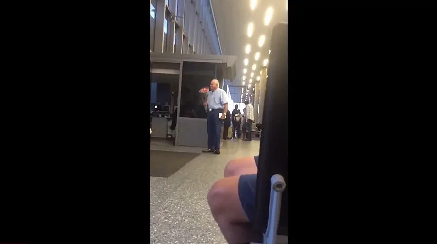 Трогателно: Дядо чака любимата си на летище (ВИДЕО)