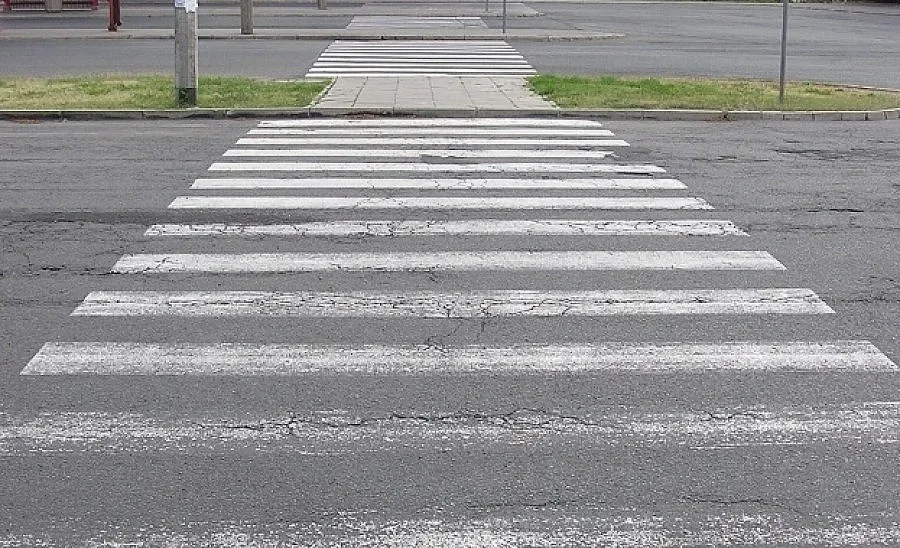 Боядисват „зебрите” край училищата