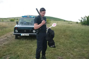 Роми изхвърлиха горски от конфискуван автомобил