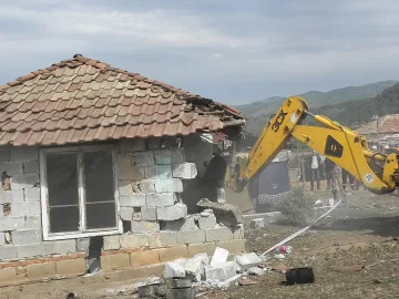 Ромите от Гърмен сами бутнаха две къщи 