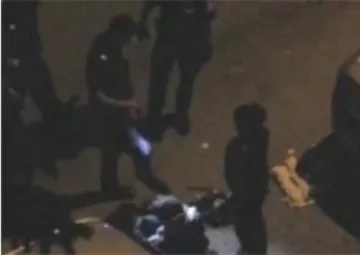 Нападнатият от полицаи мъж крещял, че е болен от СПИН