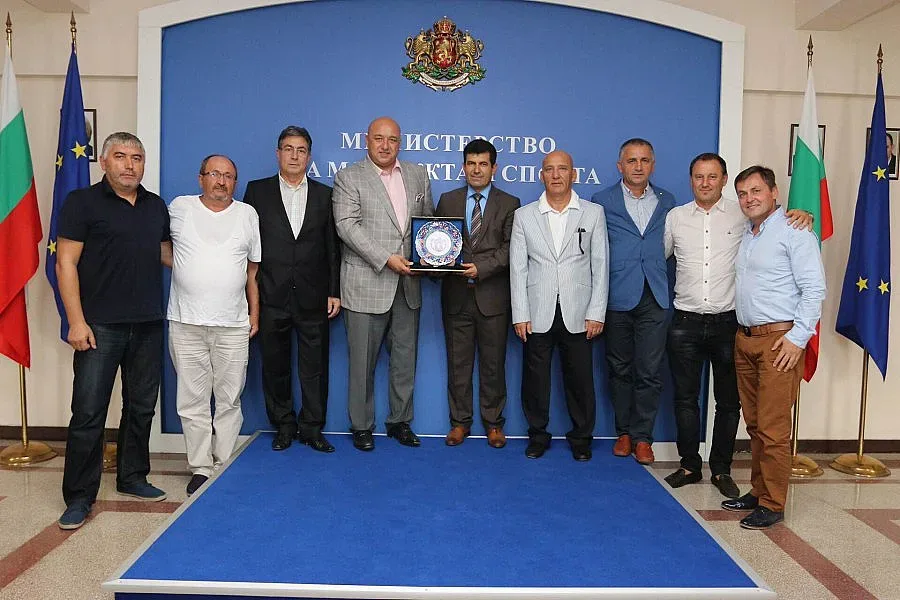 Турски рефери подариха на министър Кралев сервиз за кафе