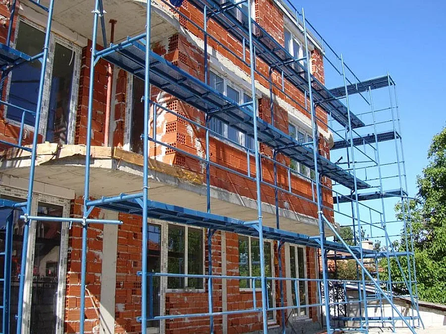 Мъж падна от скеле и издъхна