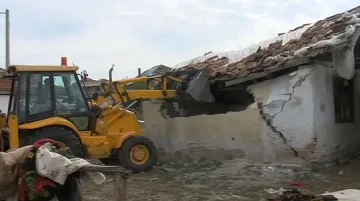Полиция изведе кметицата на Гърмен, роми я кълнат