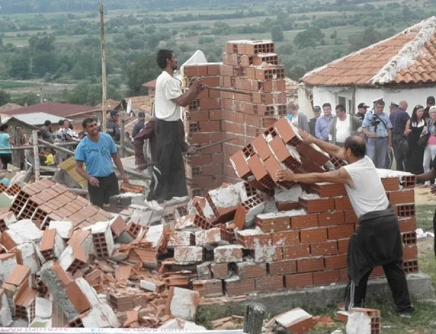 Бутат къщата на пастора в Гърмен, дом на бебе и 19 души