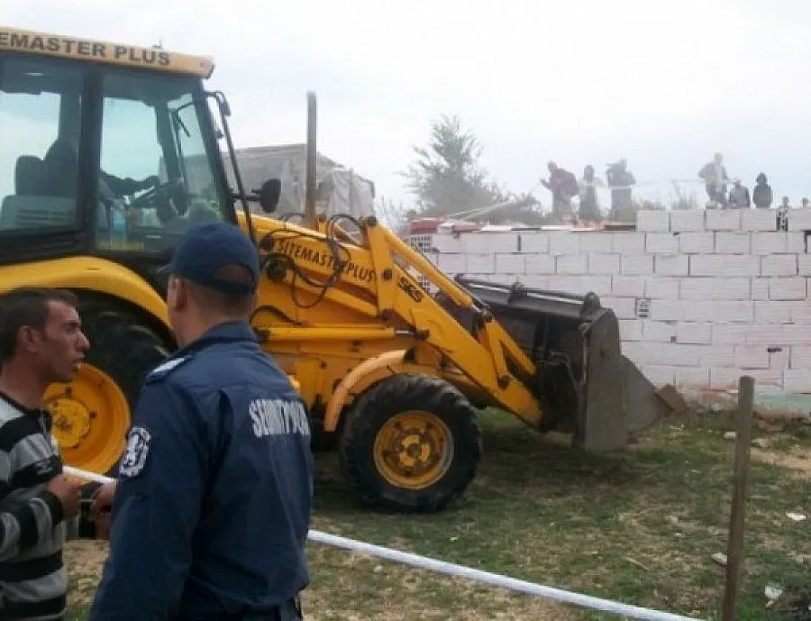 Събарят още бараки в Гърмен