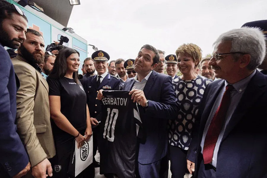 Ципрас сложи фланелка на Бербатов