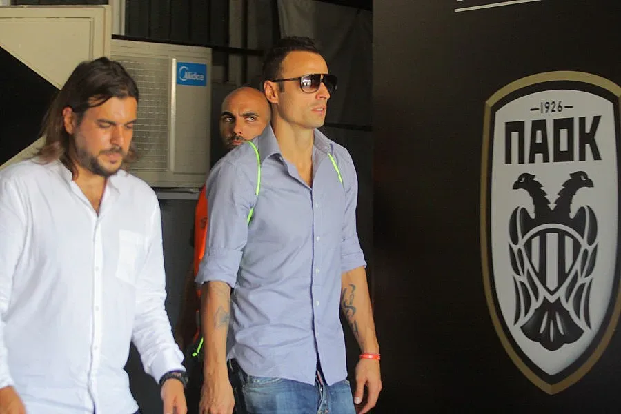 Бербатов удари Гърция във Фейсбук