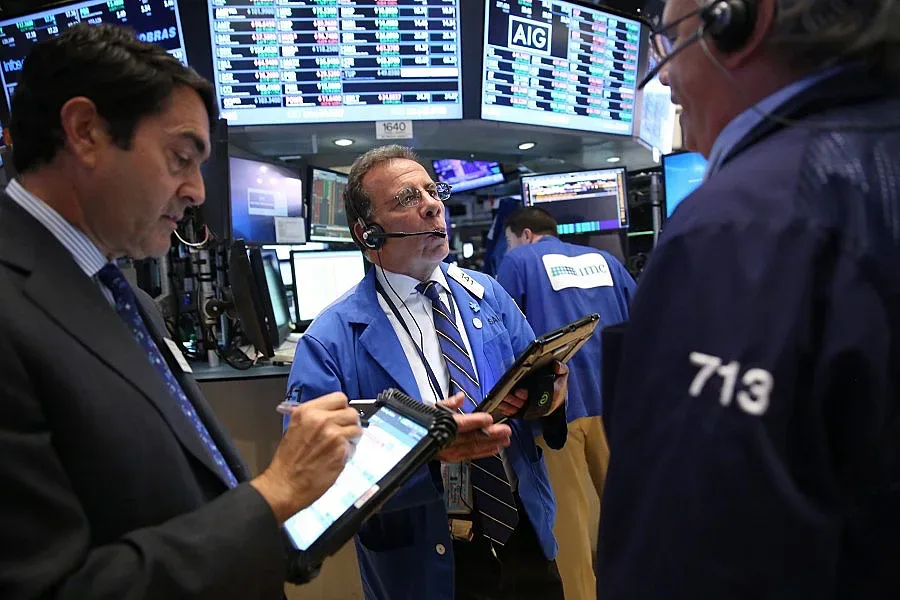 Инвеститори разпродават акции от Япония до САЩ