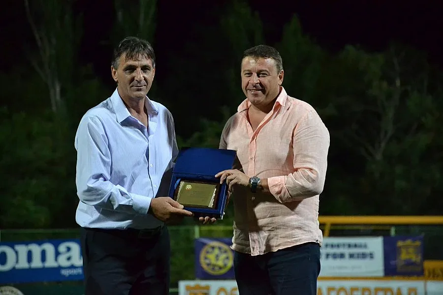 Кмет с плакет за развитието на футбола