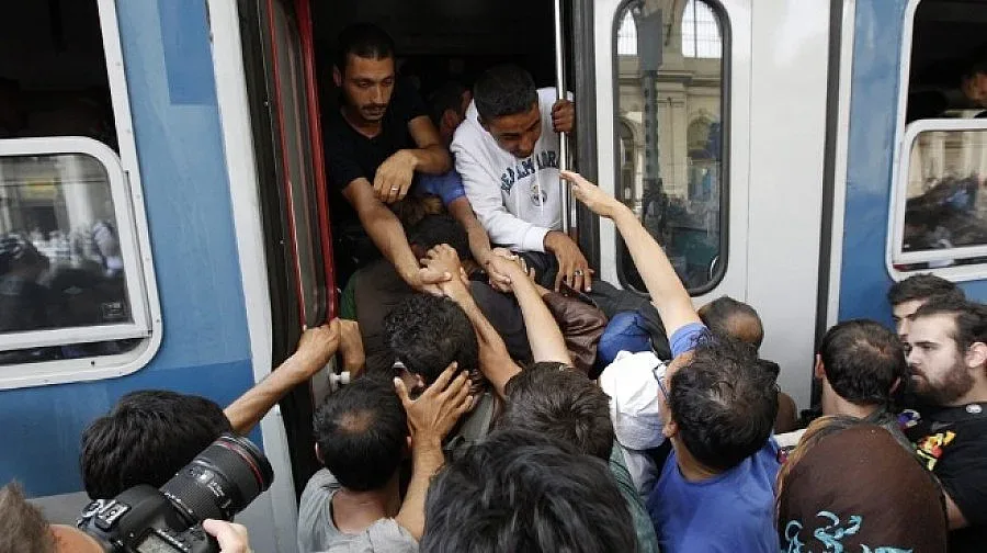 Бежанци изхвърлят предоставените им вода и храна (ВИДЕО)