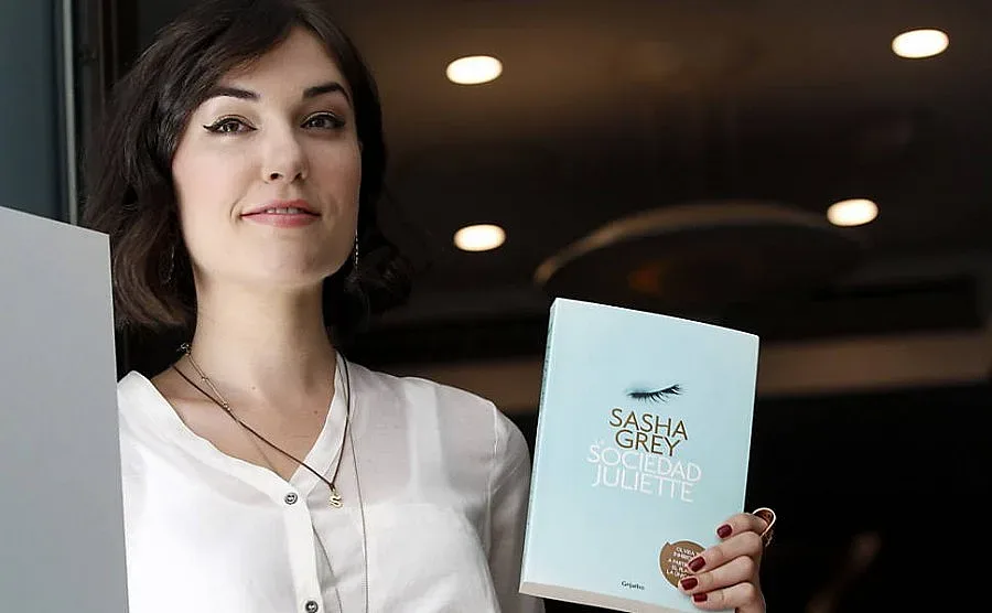 Порнозвездата, пишеща романи