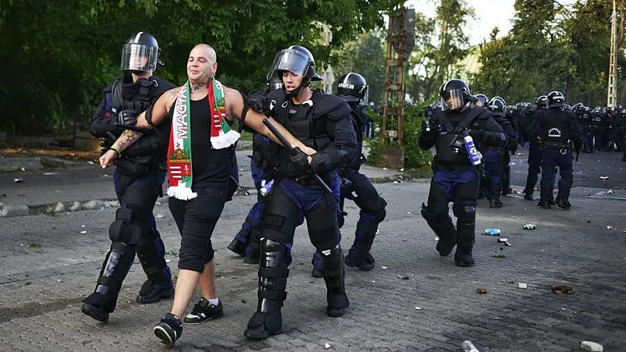 Ултраси окъпаха Будапеща в кръв (ОБЗОР)