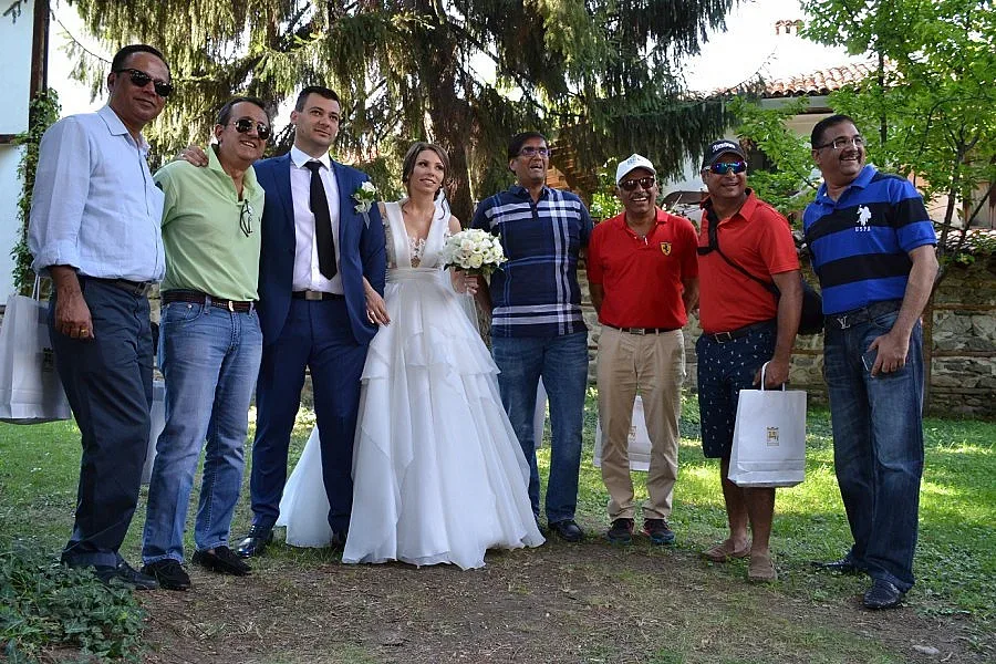 Индийски туроператори се снимаха с младоженци в Благоевград