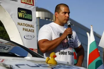 Автомобилни пилоти направиха две салта във въздуха