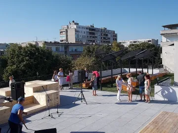 Сцена на покрива - най-новата придобивка на Каварна