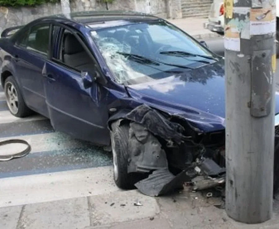 Мъж загина след удар в стълб