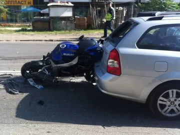Автомобил и мотор се удариха в "Люлин"