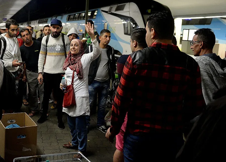 Първи автобус с бежанци пристигна от Унгария в Австрия