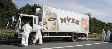 81 бежанци оцеляха в камион хладилник