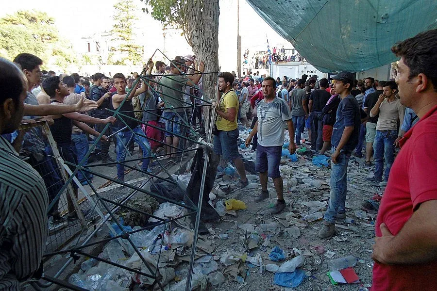 Гранати по бежанци на остров Лесбос (OБЗОР)