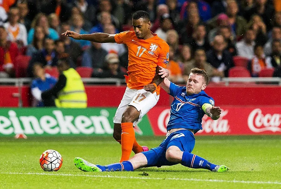 Летим, хвалят  се исландците