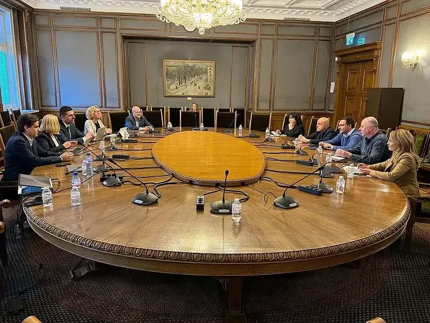 Първа среща между ГЕРБ и ДБ. Има ли надежда