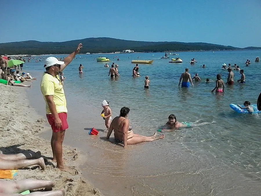 Плажът в Слънчев бряг със спасители още месец