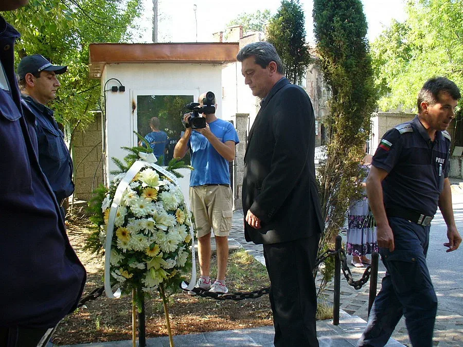 Почетоха паметта на шестима загинали по служба пожарникари и полицаи 