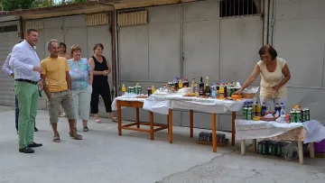 Живеещите в първия саниран блок почерпиха кмета